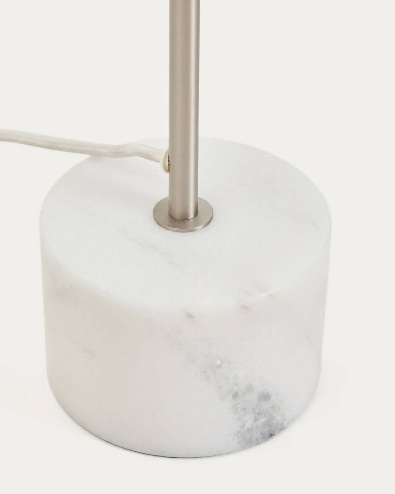 Kave Home Staande Lamp Lynor Geborsteld Metaal met Wit Marmer