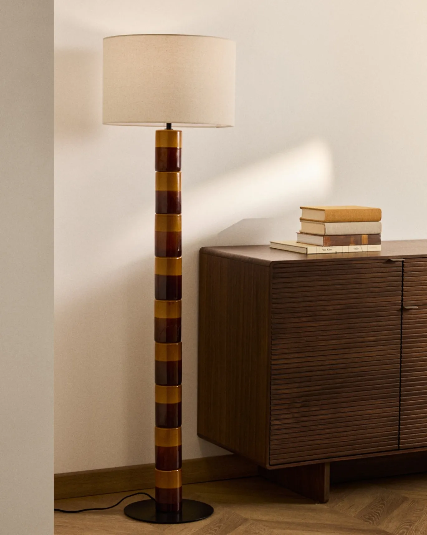 Kave Home Staande Lamp Mavran Keramiek Bruin en Mosterdgeel Katoen