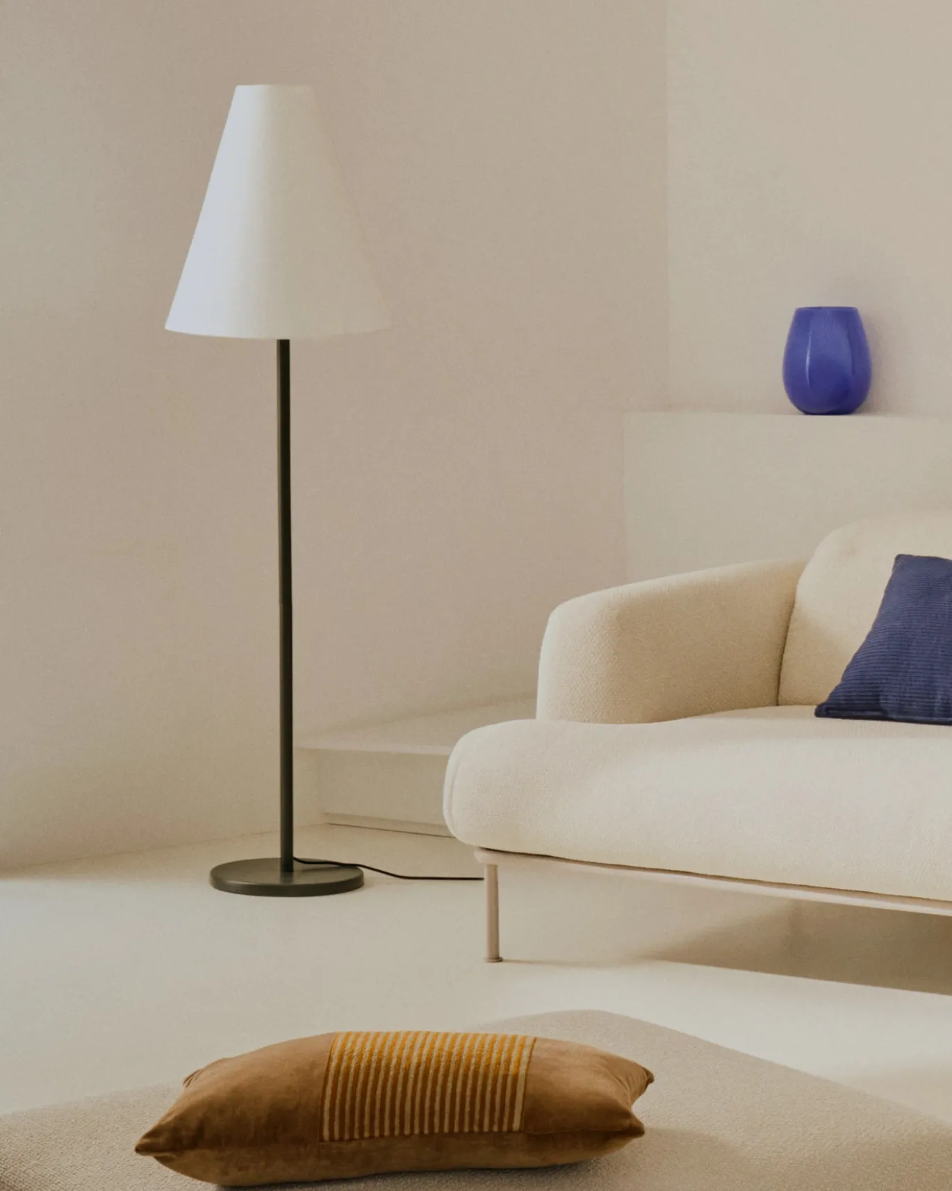 Kave Home Staande Lamp Navat Metaal Groen Gelakt