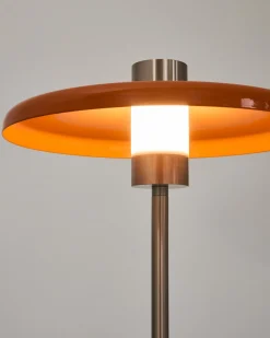 Kave Home Staande Lamp Nuvira Lichtgrijs Geborsteld Metaal met Oranje Lampenkap