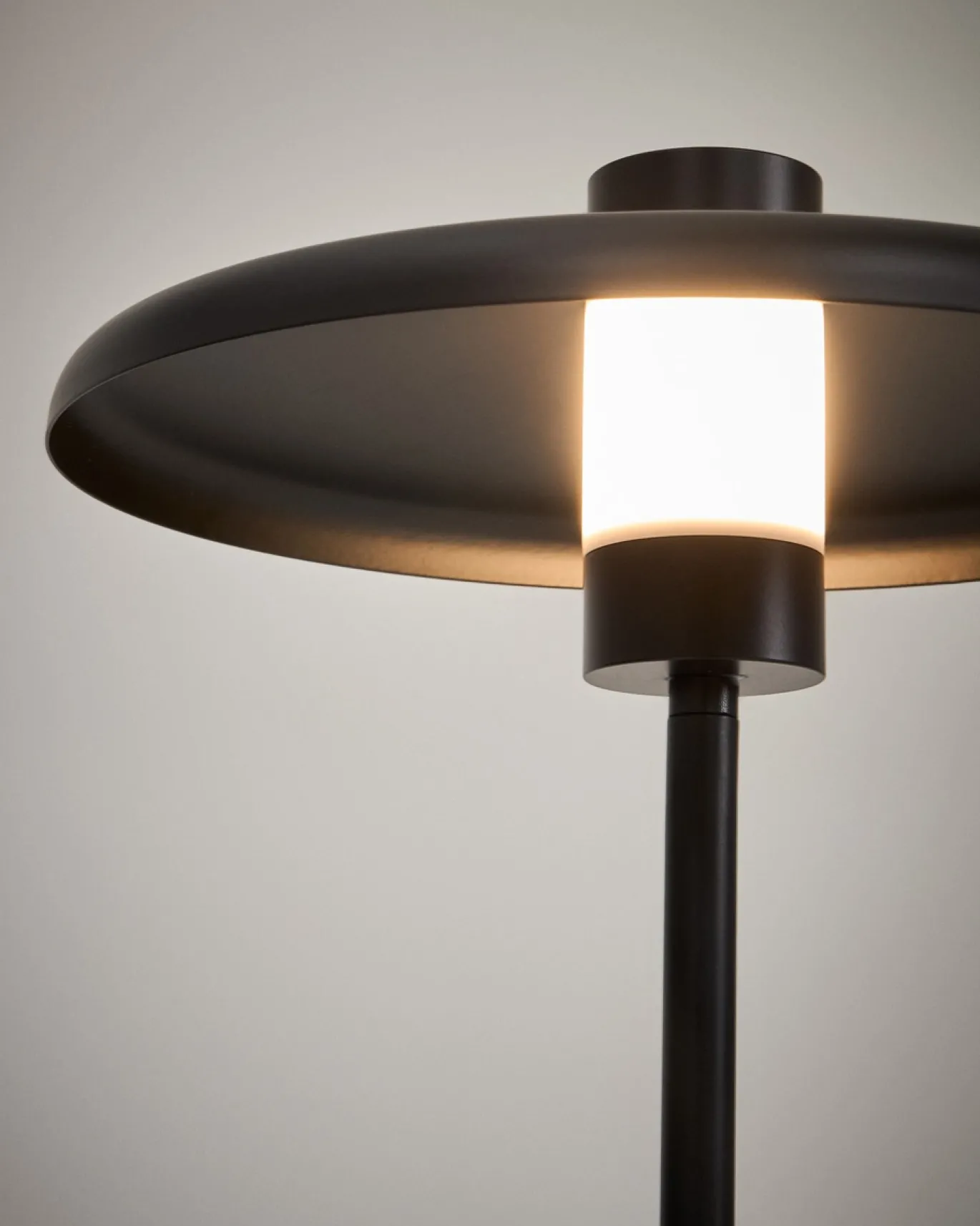 Kave Home Staande Lamp Nuvira Gesatineerd Zwart Metaal