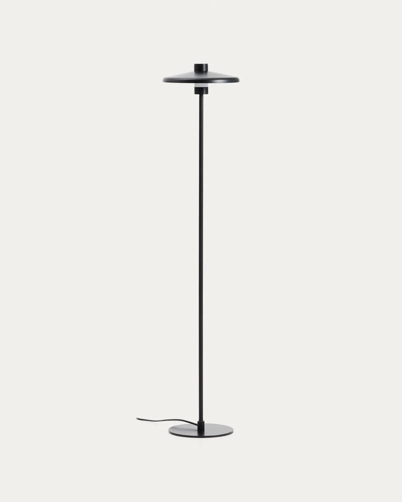Kave Home Staande Lamp Nuvira Gesatineerd Zwart Metaal