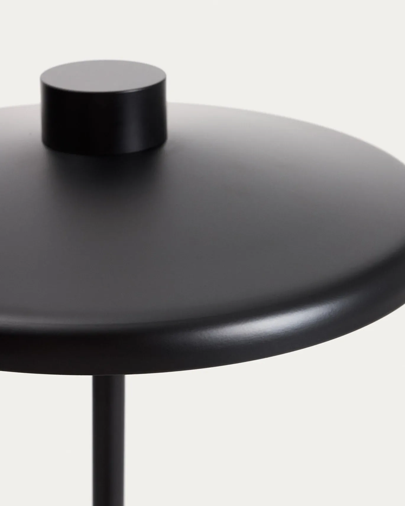 Kave Home Staande Lamp Nuvira Gesatineerd Zwart Metaal