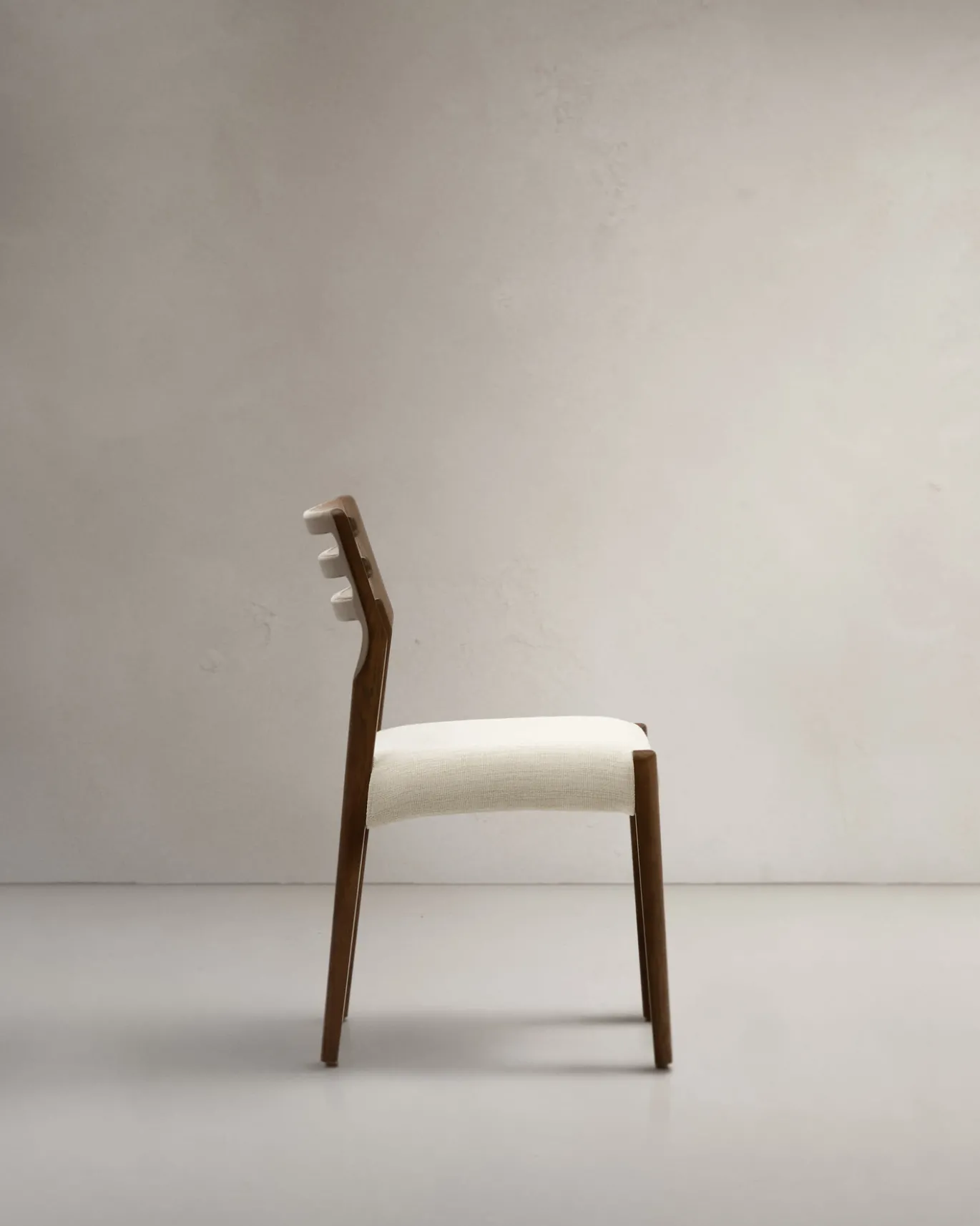 Kave Home Stoel Cudia Massief Eikenhout Walnoot Beige