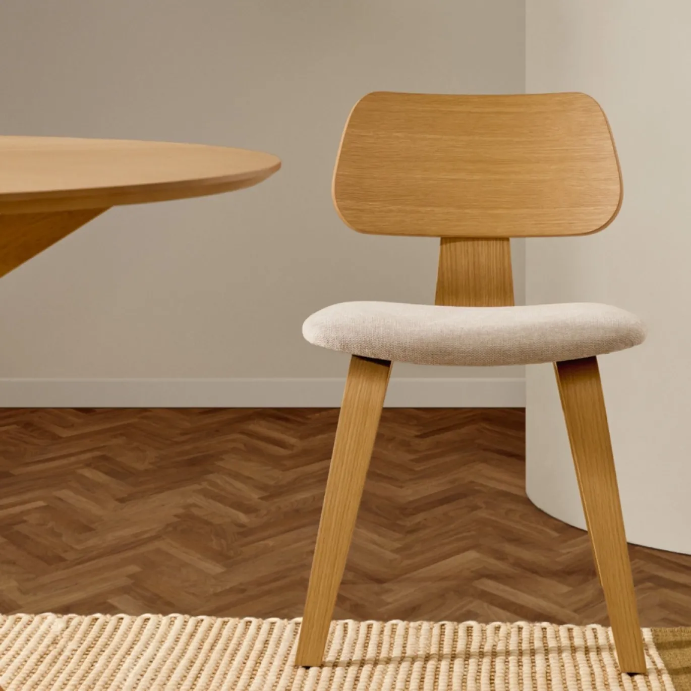 Kave Home Stoel Gena Beige Chenille met Eikenfineer en Rubberhout