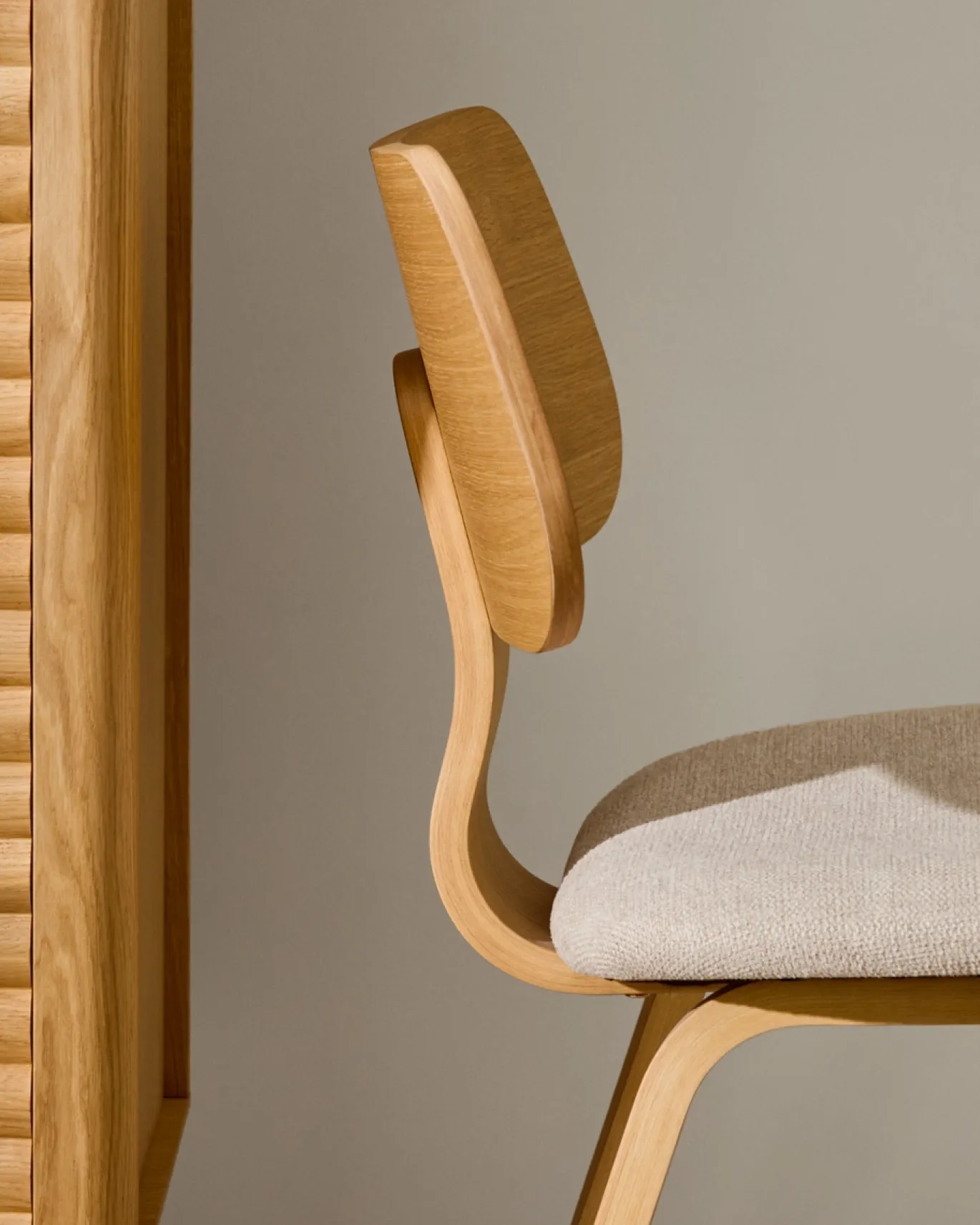 Kave Home Stoel Gena Beige Chenille met Eikenfineer en Rubberhout