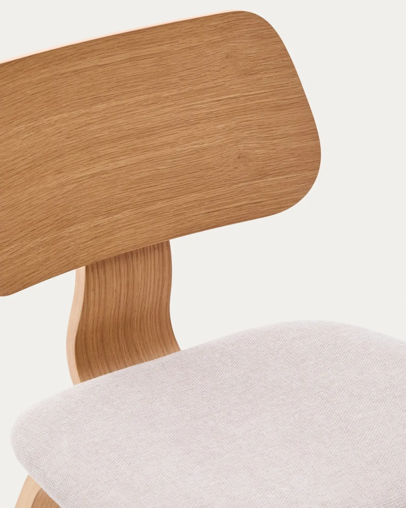 Kave Home Stoel Gena Beige Chenille met Eikenfineer en Rubberhout