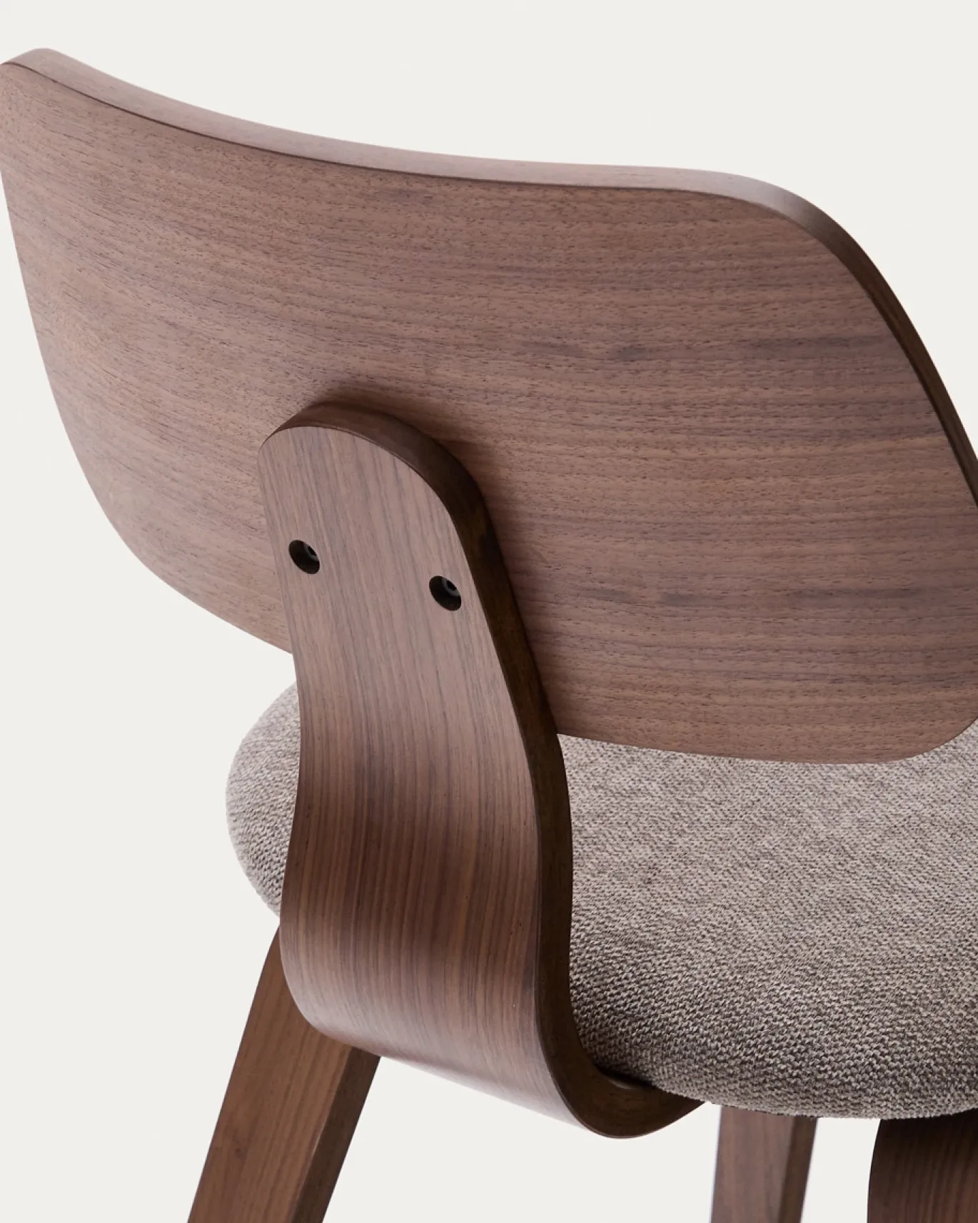 Kave Home Stoel Gena Beige Chenille met Walnootfineer en Rubberhout