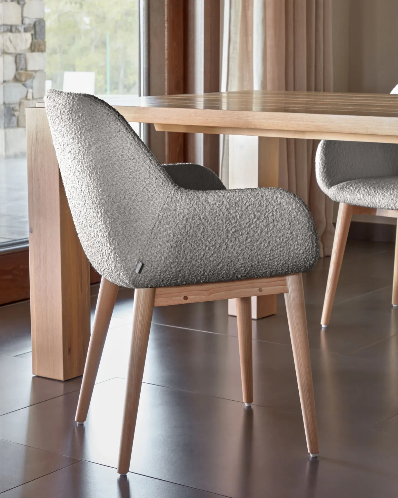 Kave Home Stoel Konna Lichtgrijs Bouclé Essenhout Naturel