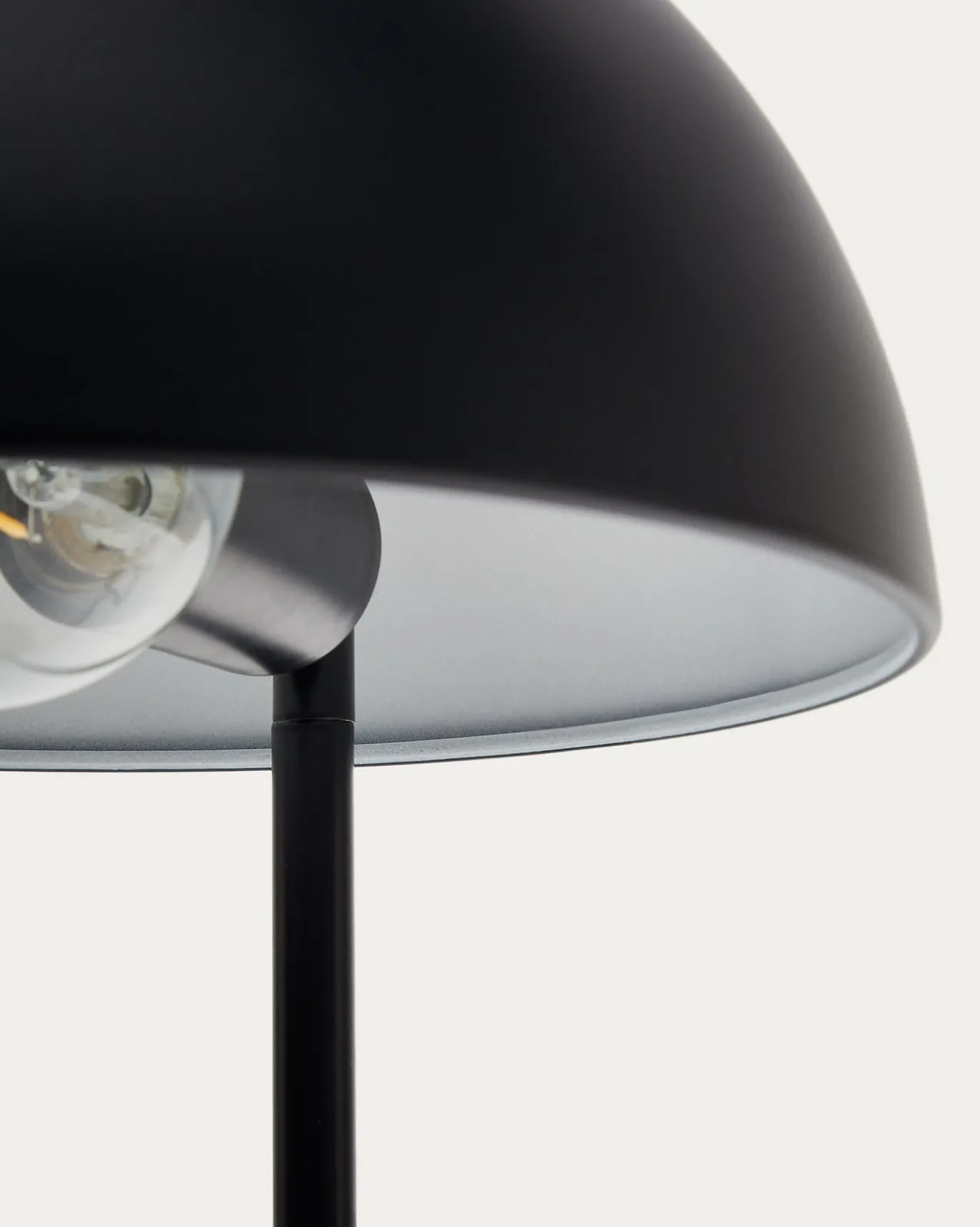 Kave Home Tafellamp Catlar Essenhout en Zwart Metaal