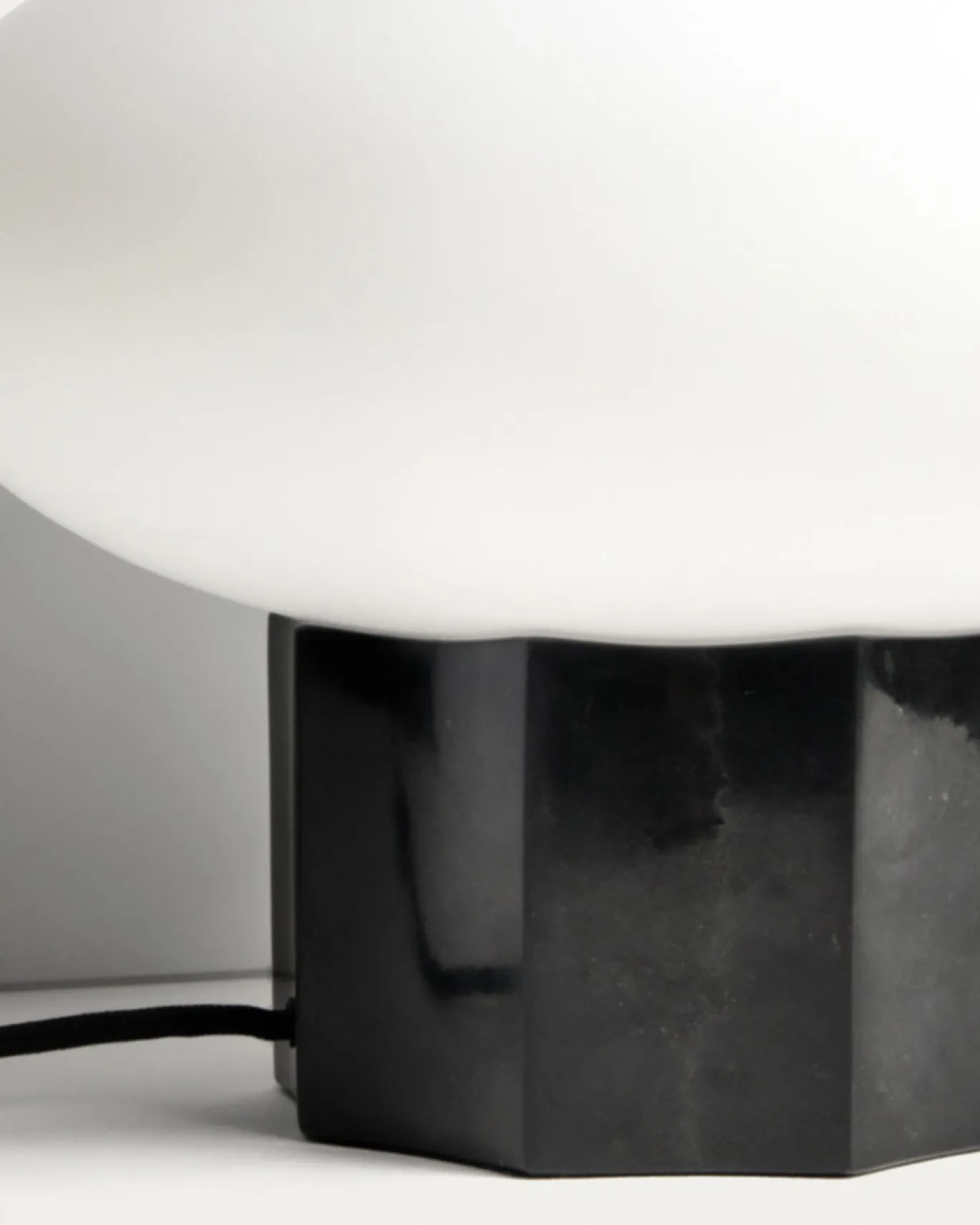 Kave Home Tafellamp Idela Glas Marmer Zwart Ø26cm