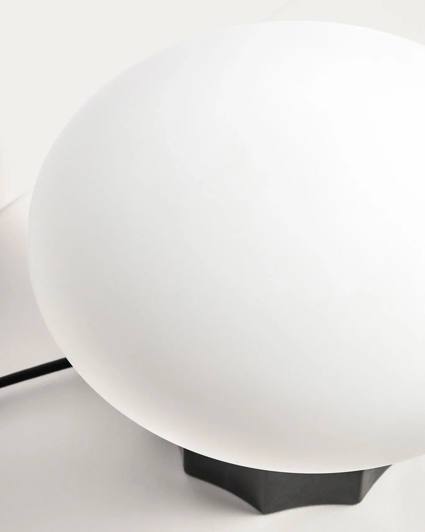 Kave Home Tafellamp Idela Glas Marmer Zwart Ø26cm