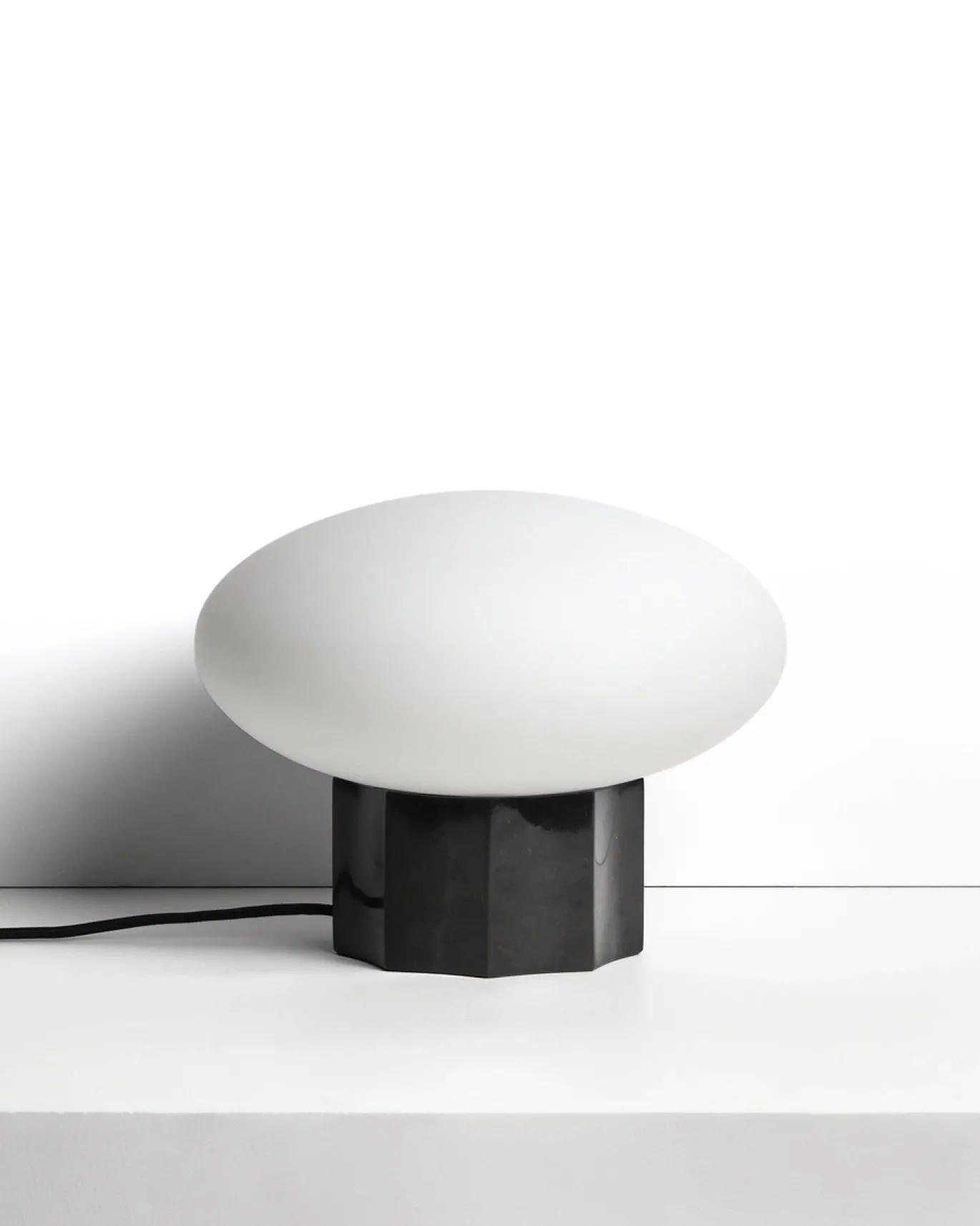 Kave Home Tafellamp Idela Glas Marmer Zwart Ø26cm