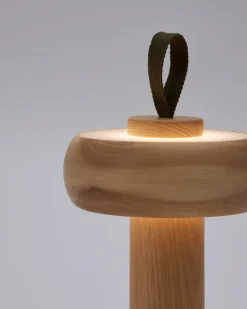 Kave Home Tafellamp Luba Draagbaar Massief Essenhout Groen