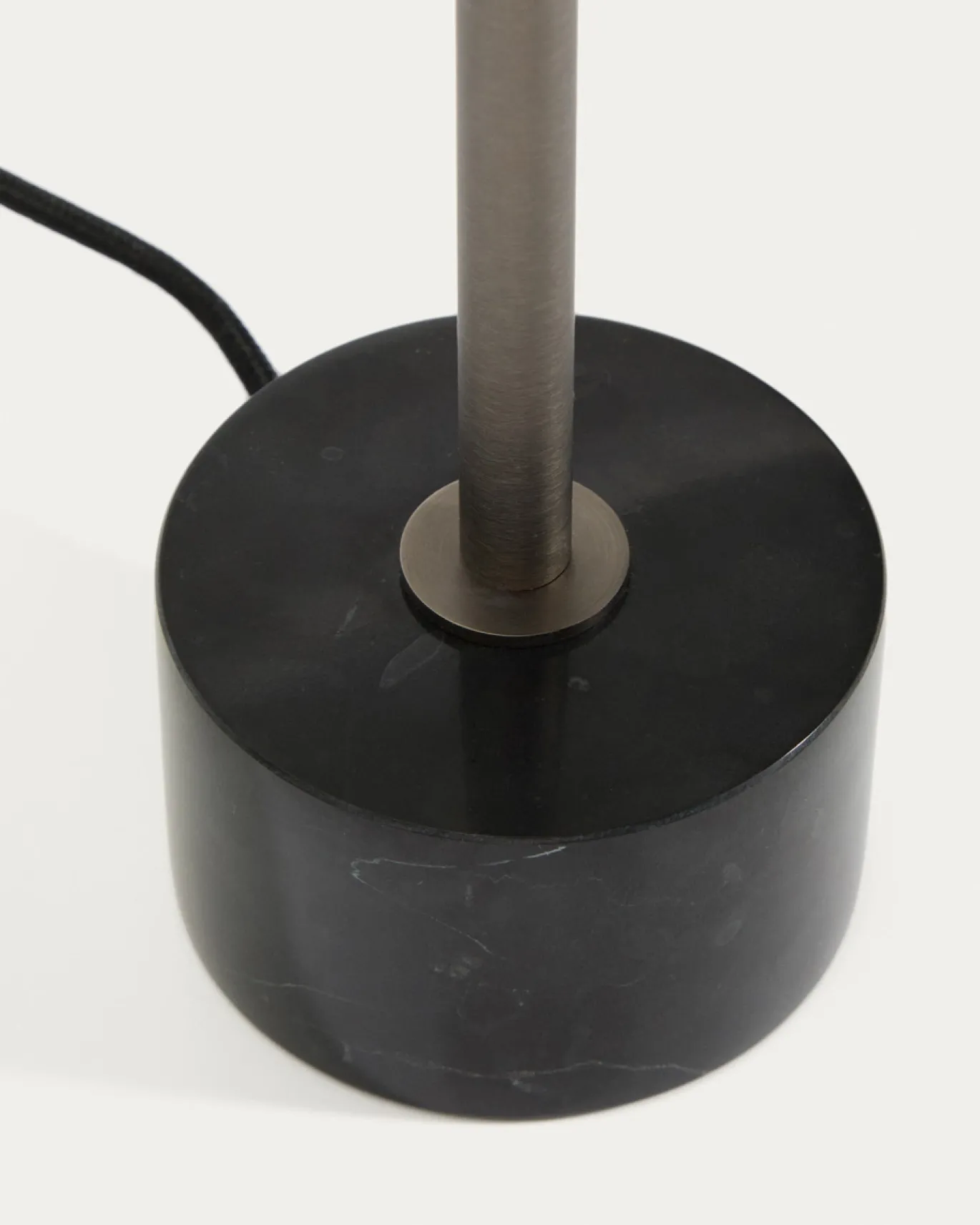 Kave Home Tafellamp Lynor Geborsteld Metaal met Zwart Marmer