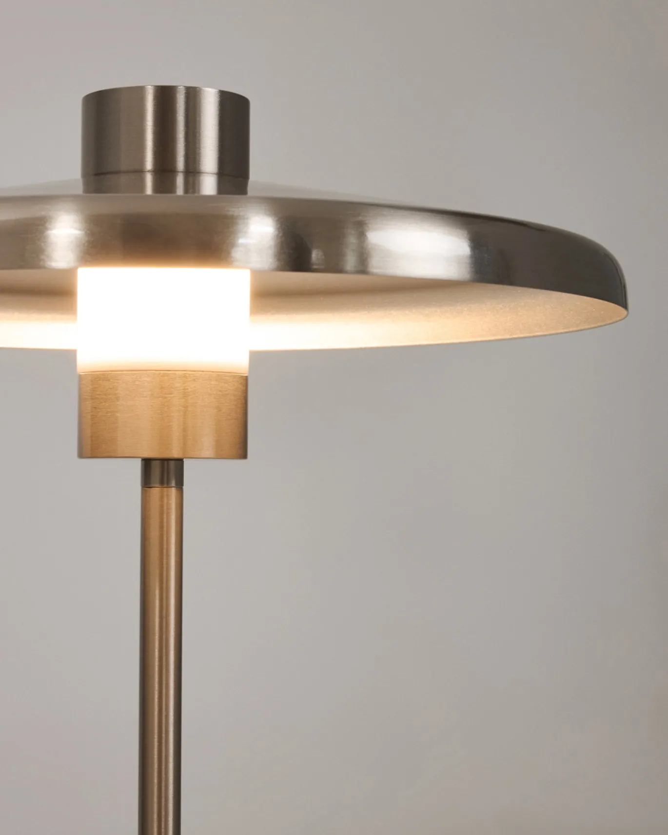 Kave Home Tafellamp Nuvira Zilver Geborsteld Metaal