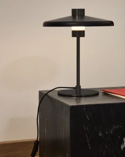 Kave Home Tafellamp Nuvira Zwart Gesatineerd Metaal
