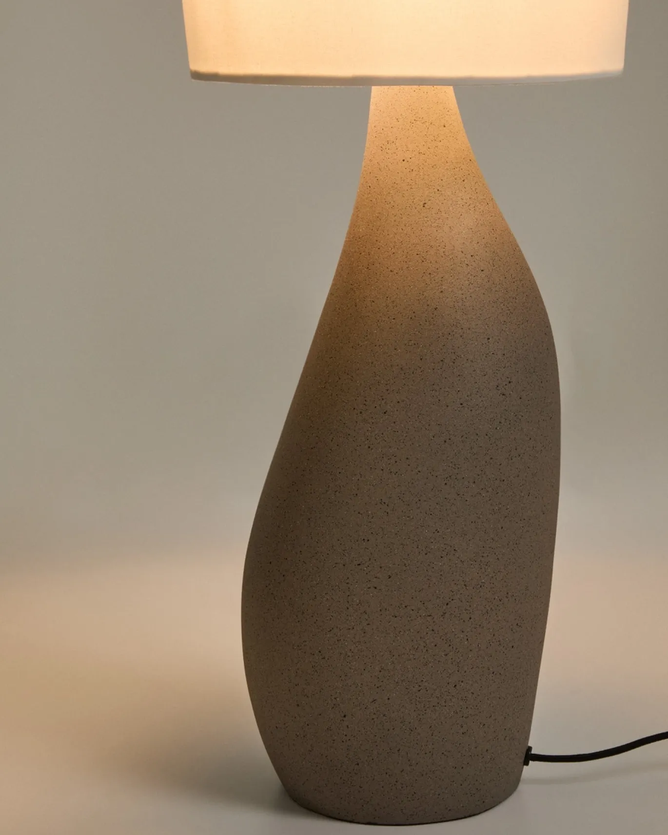 Kave Home Tafellamp Viona Groot Steeneffect en Katoenen Lampenkap 77cm