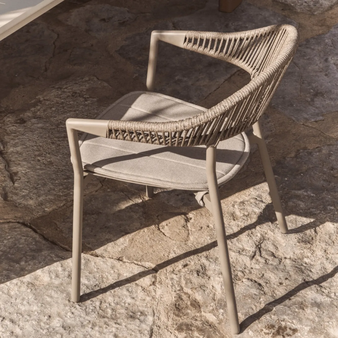 Kave Home Tuinstoel Alimia Stapelbaar Aluminium Taupe