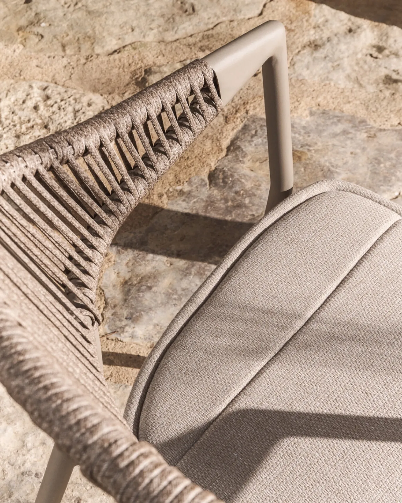 Kave Home Tuinstoel Alimia Stapelbaar Aluminium Taupe