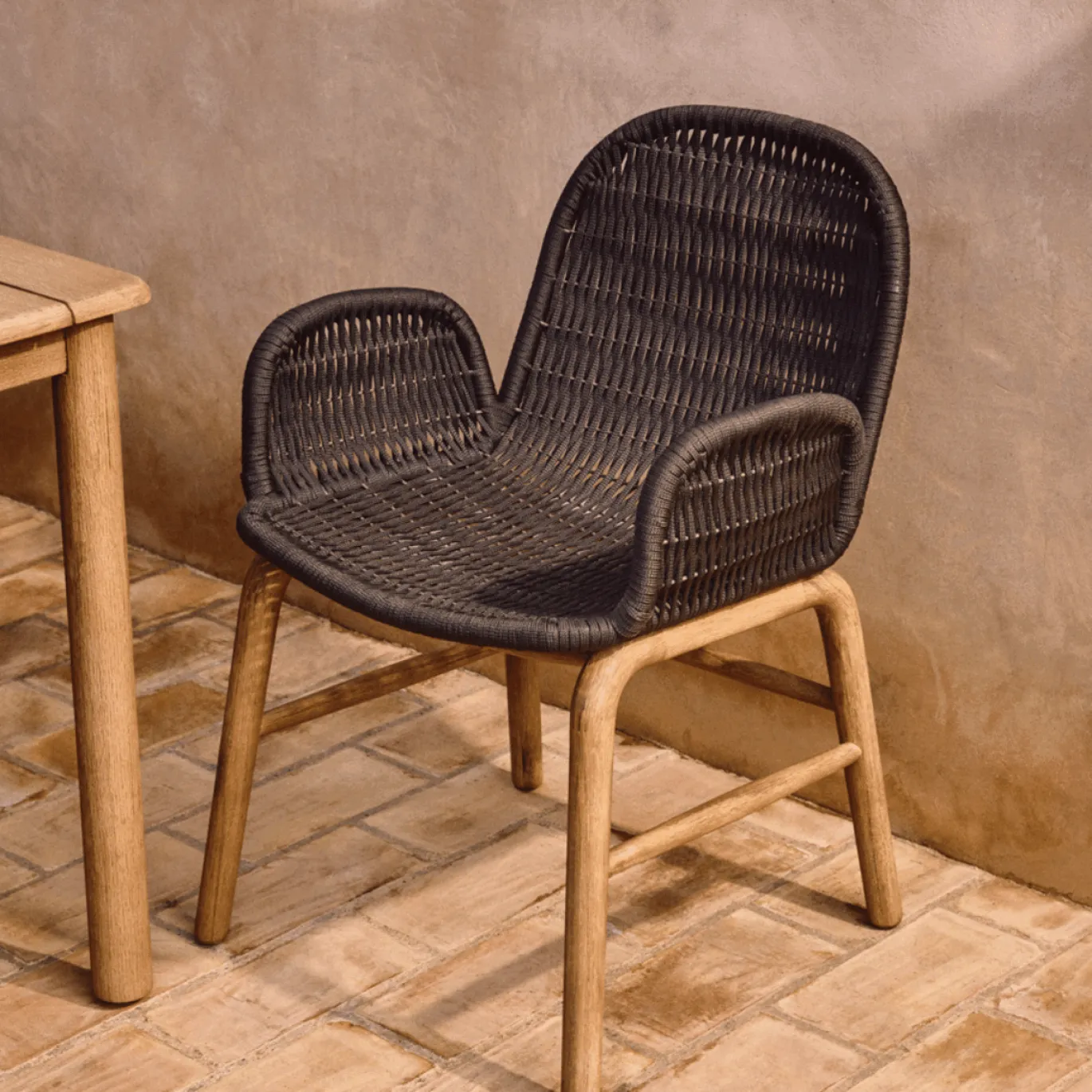 Kave Home Tuinstoel Alipa Acaciahout Grafiet met Armleuning