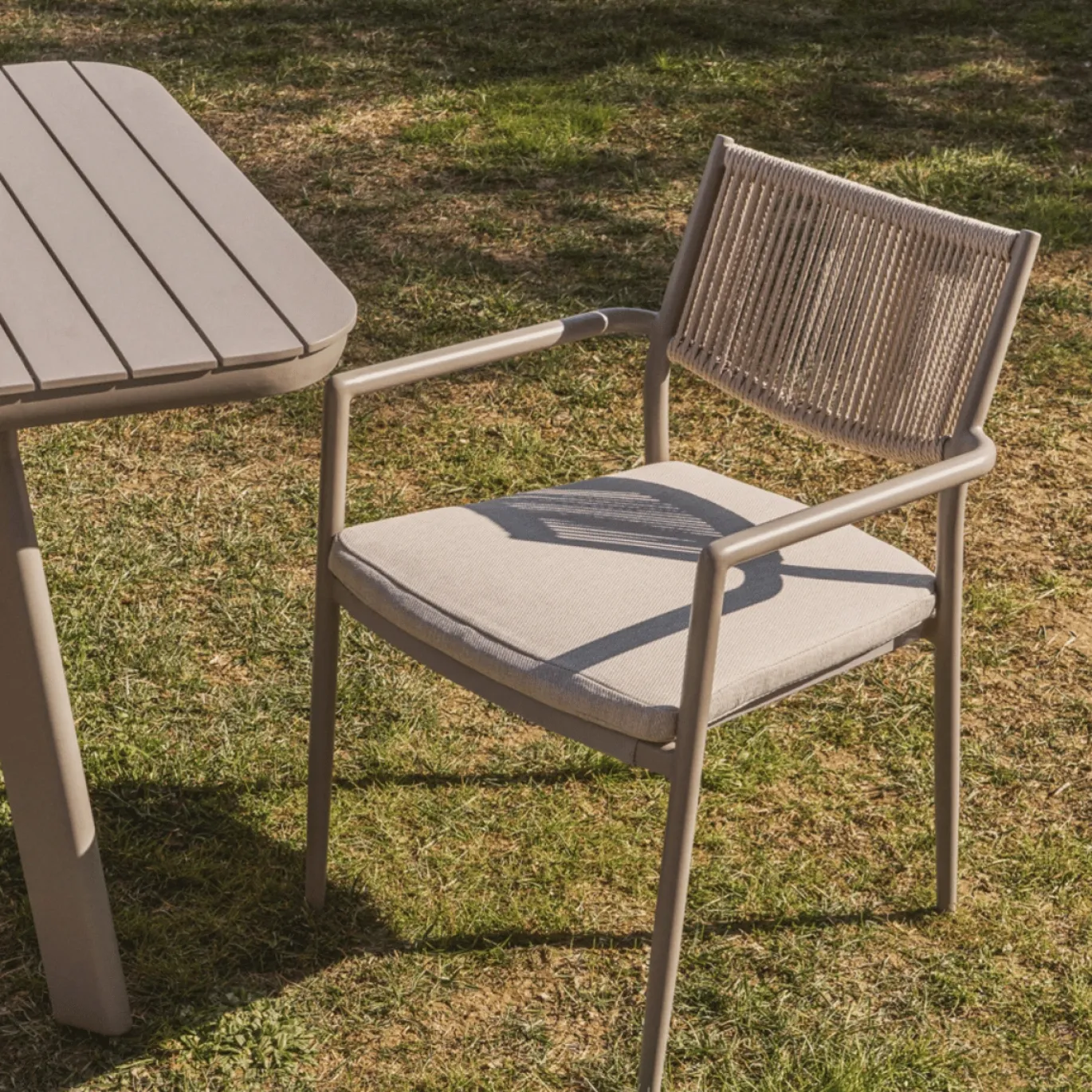 Kave Home Tuinstoel Argasi Stapelbaar Taupe Touw