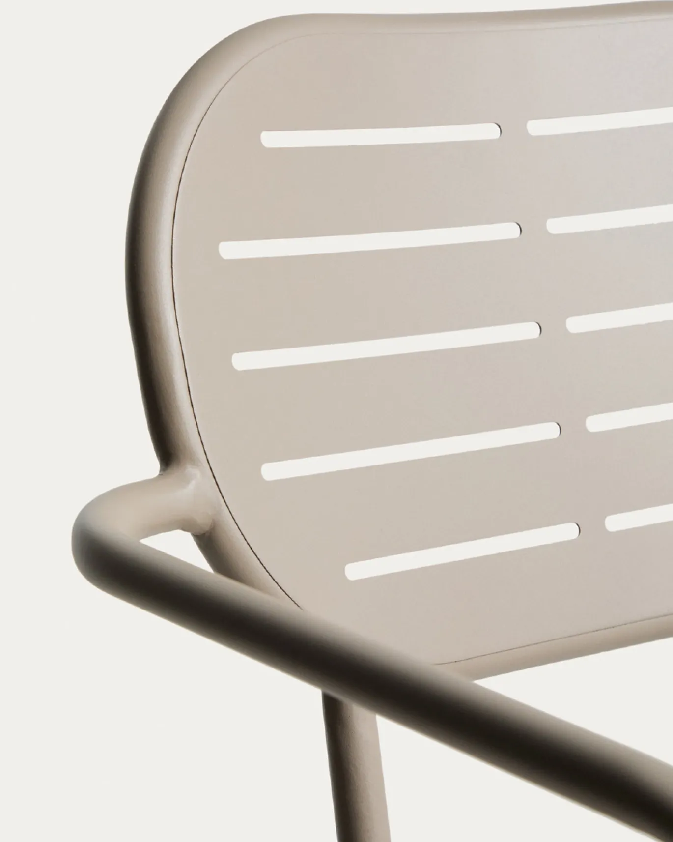 Kave Home Tuinstoel Brai met Armleuning Taupe