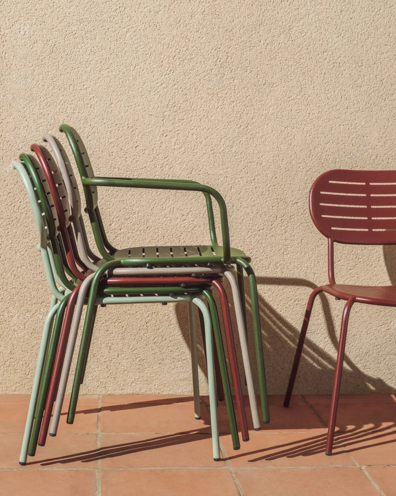 Kave Home Tuinstoel Brai met Armleuning Taupe