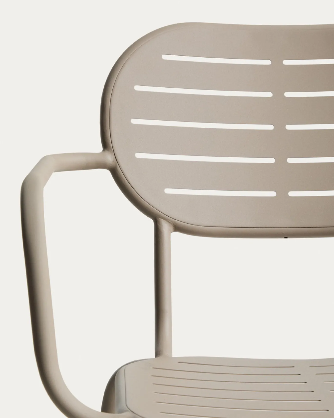Kave Home Tuinstoel Brai met Armleuning Taupe
