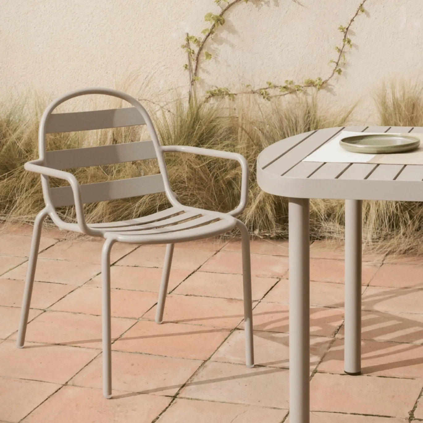 Kave Home Tuinstoel Joncols Stapelbaar Taupe