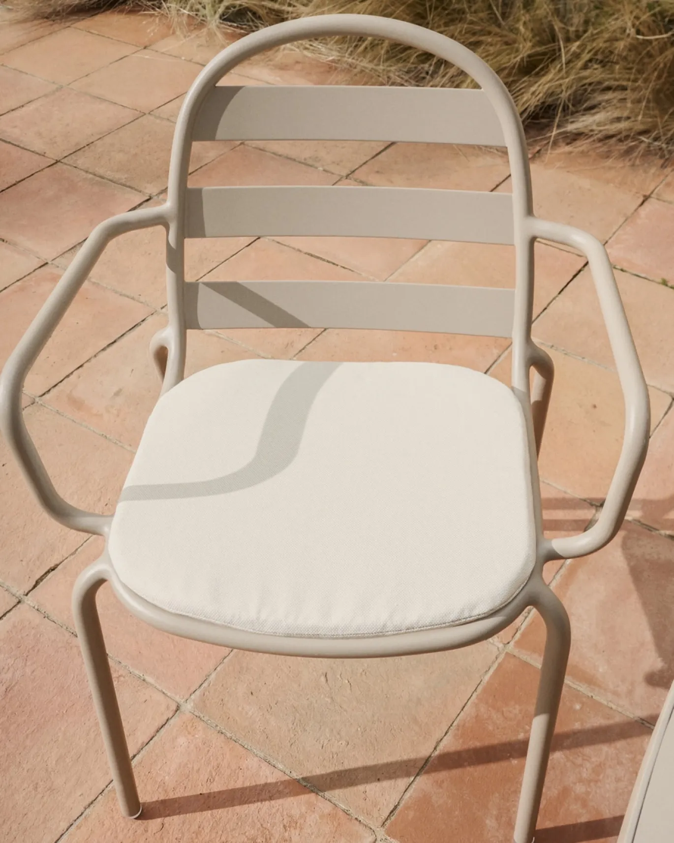 Kave Home Tuinstoel Joncols Stapelbaar Taupe