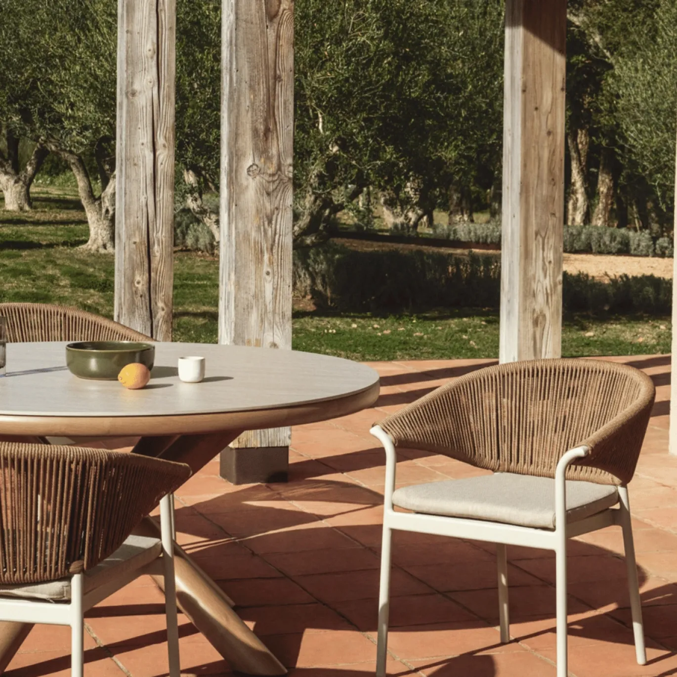 Kave Home Tuinstoel Zuara Aluminium Beige Synthetisch Touw Bruin