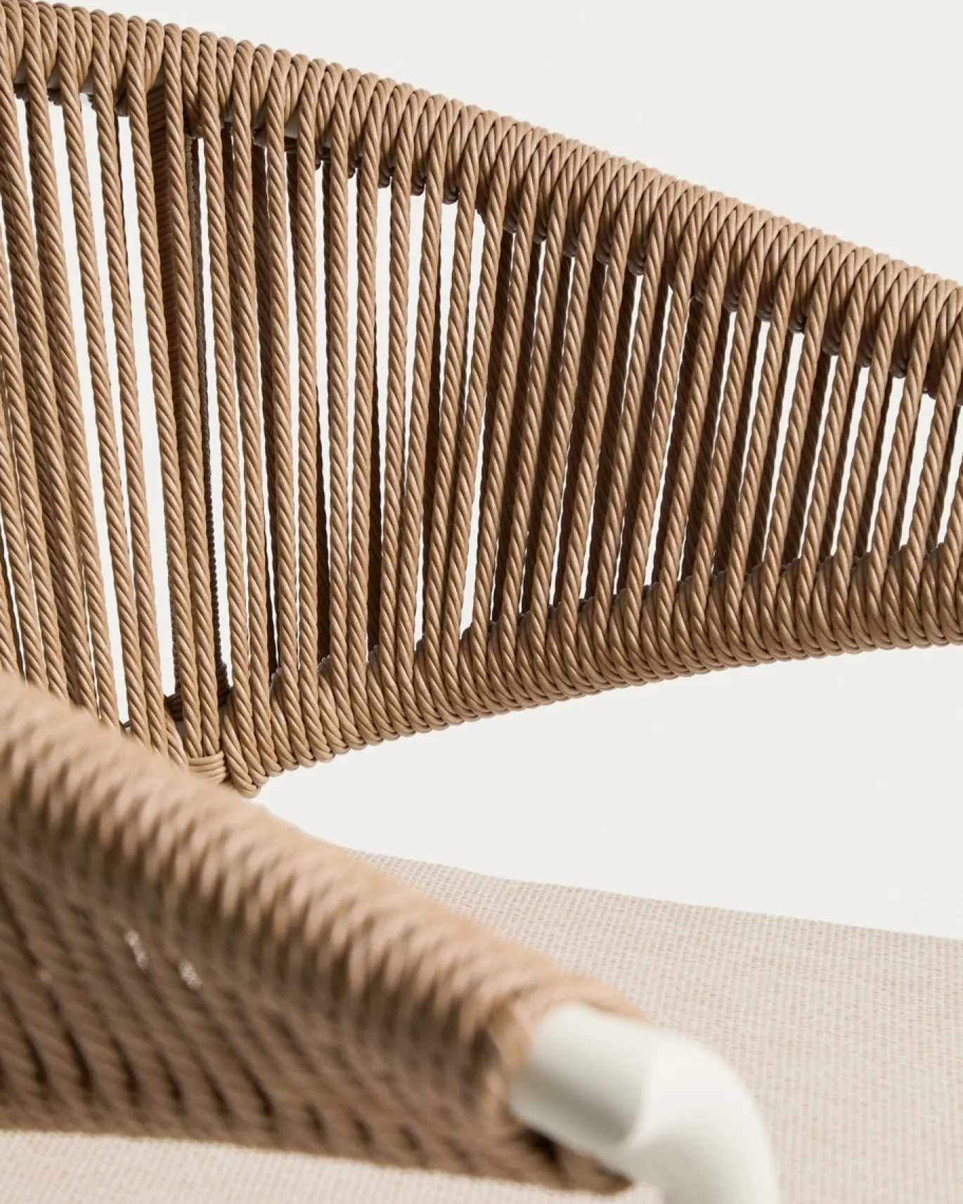 Kave Home Tuinstoel Zuara Aluminium Beige Synthetisch Touw Bruin