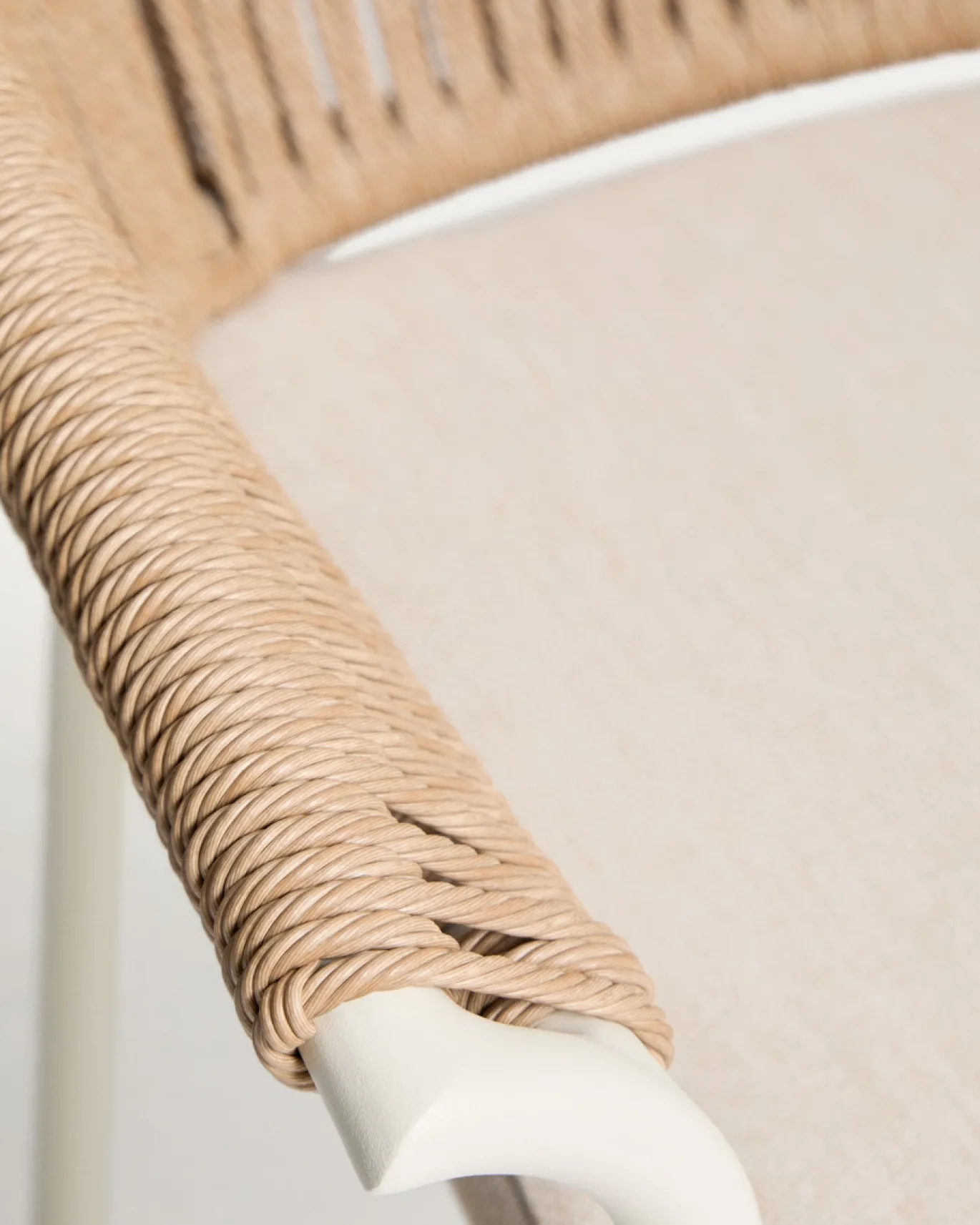 Kave Home Tuinstoel Zuara Aluminium Beige Synthetisch Touw Bruin