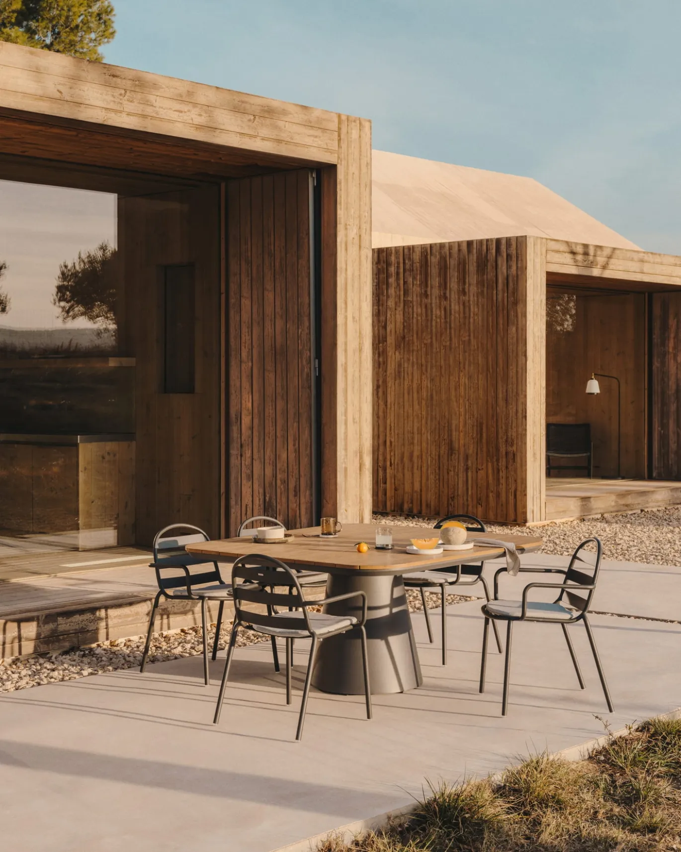 Kave Home Tuintafel Tudons Grijs Aluminium en Teak 148x148cm