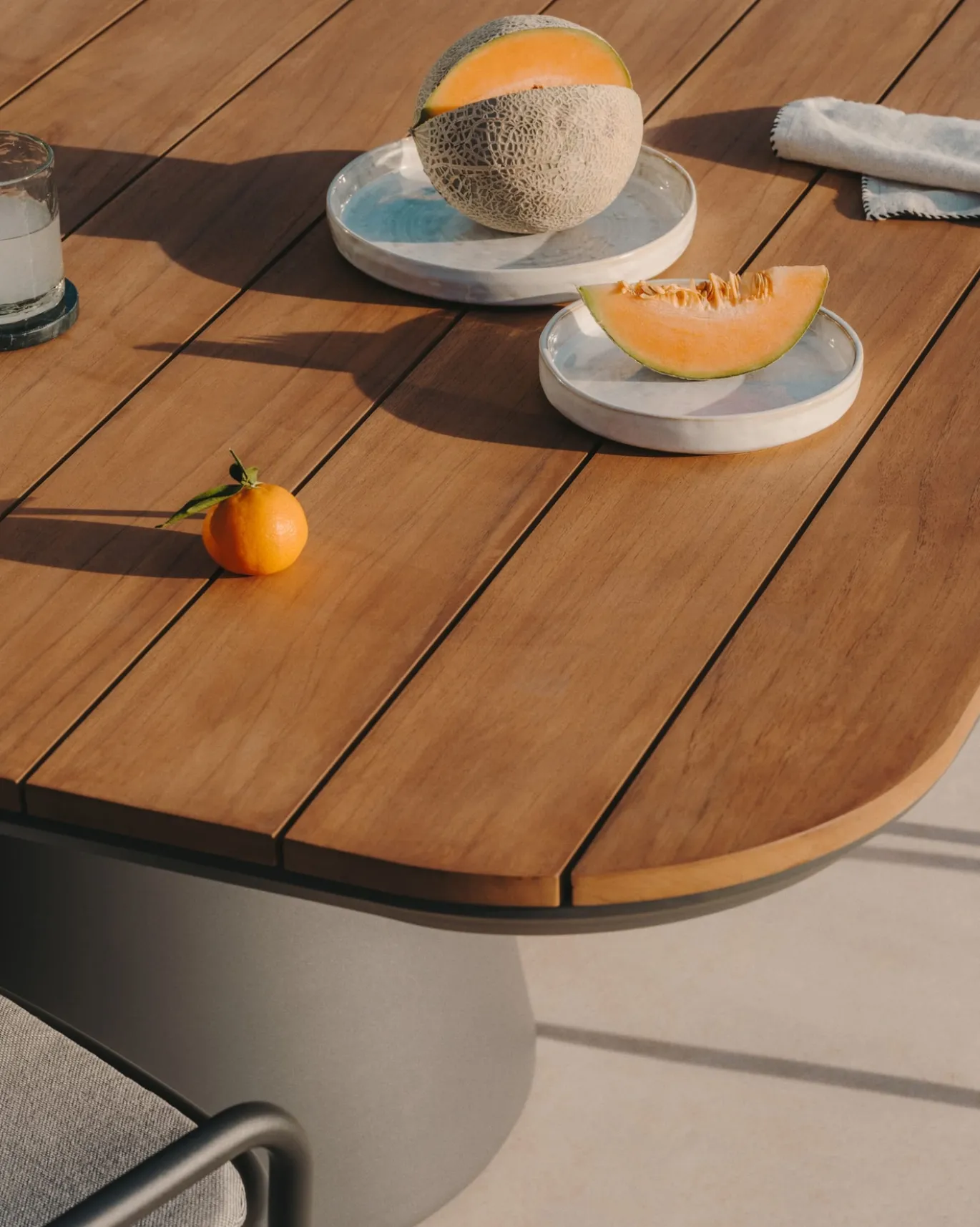 Kave Home Tuintafel Tudons Grijs Aluminium en Teak 148x148cm