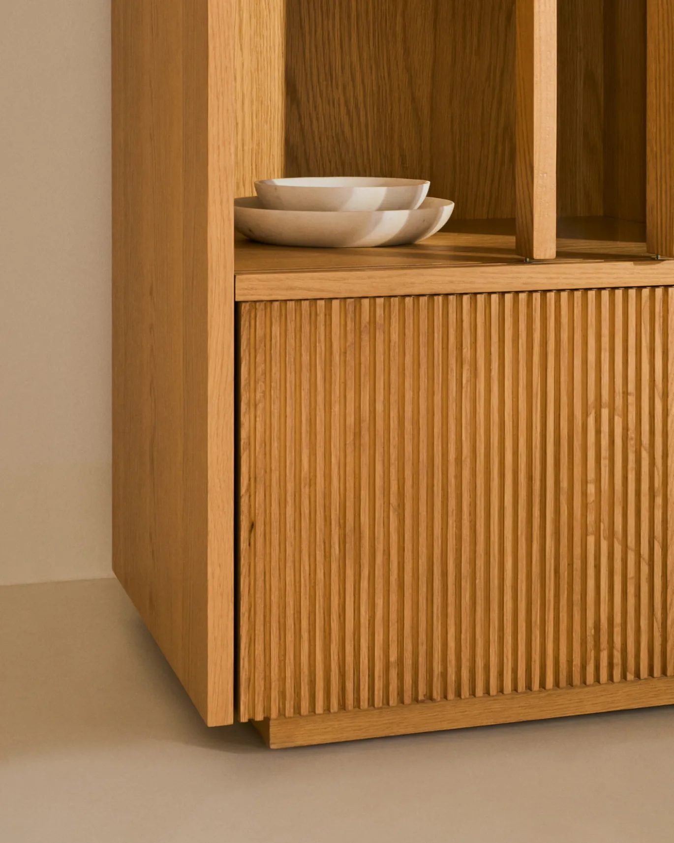 Kave Home Vitrinekast Helvine Eikenfineer En Gehard Glas 100x174cm