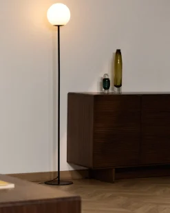Kave Home Vloerlamp Brisia Metaal Zwart Glas Ø20cm