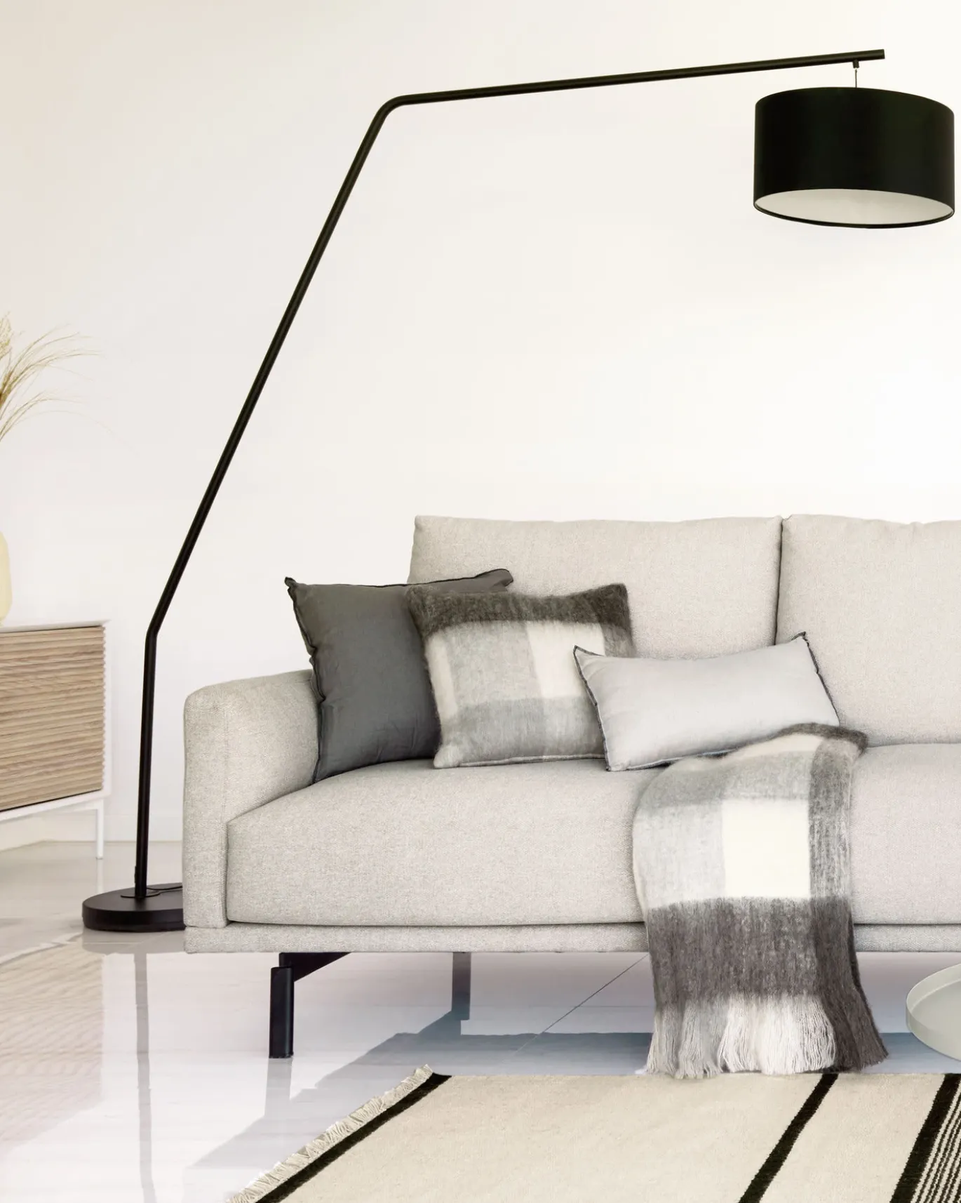 Kave Home Vloerlamp Ciana Metaal Zwarte Finish en Katoenen Kap