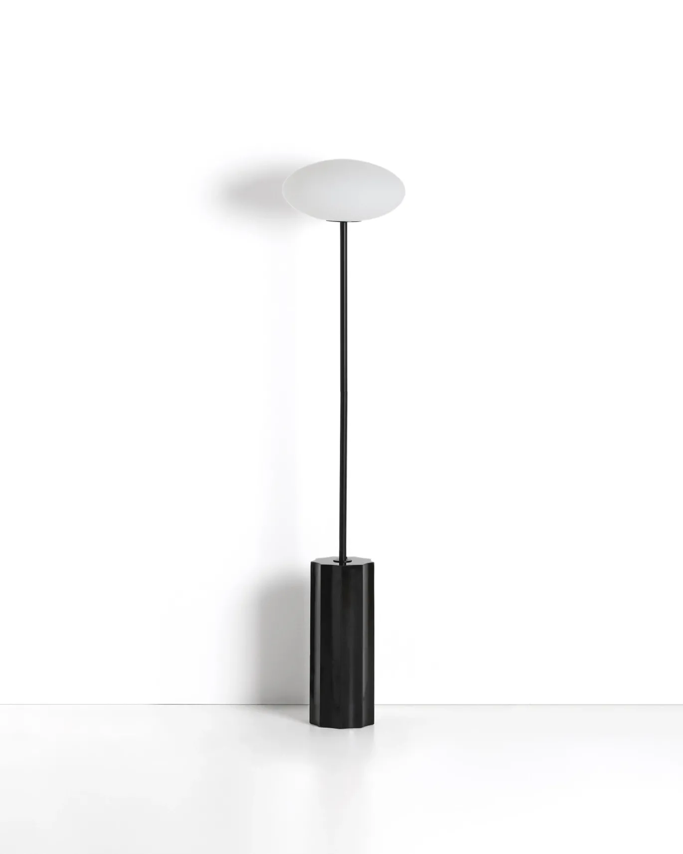 Kave Home Vloerlamp Idela Glas Marmer Zwart