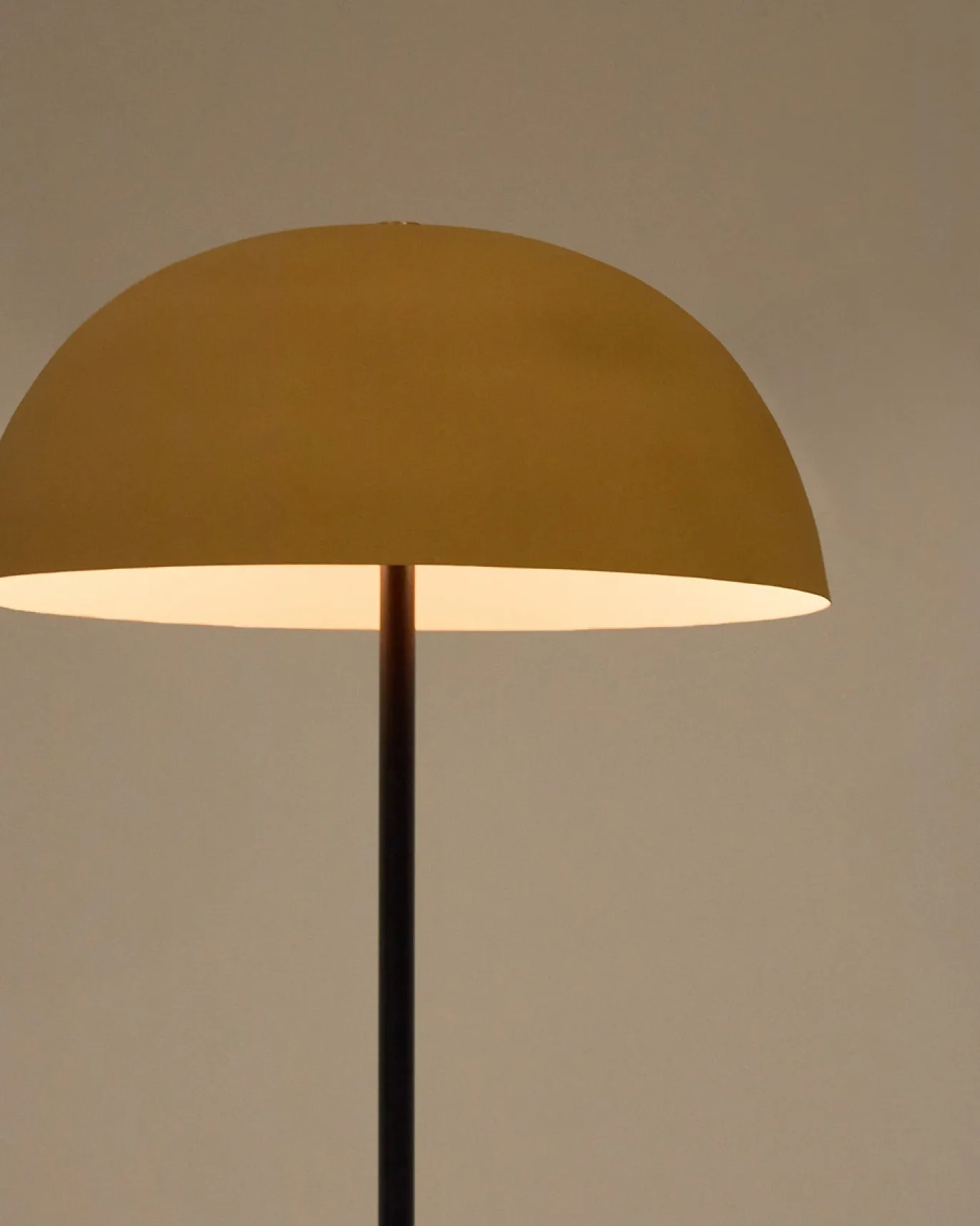 Kave Home Vloerlamp Nibla Metaal Zwart Terracotta
