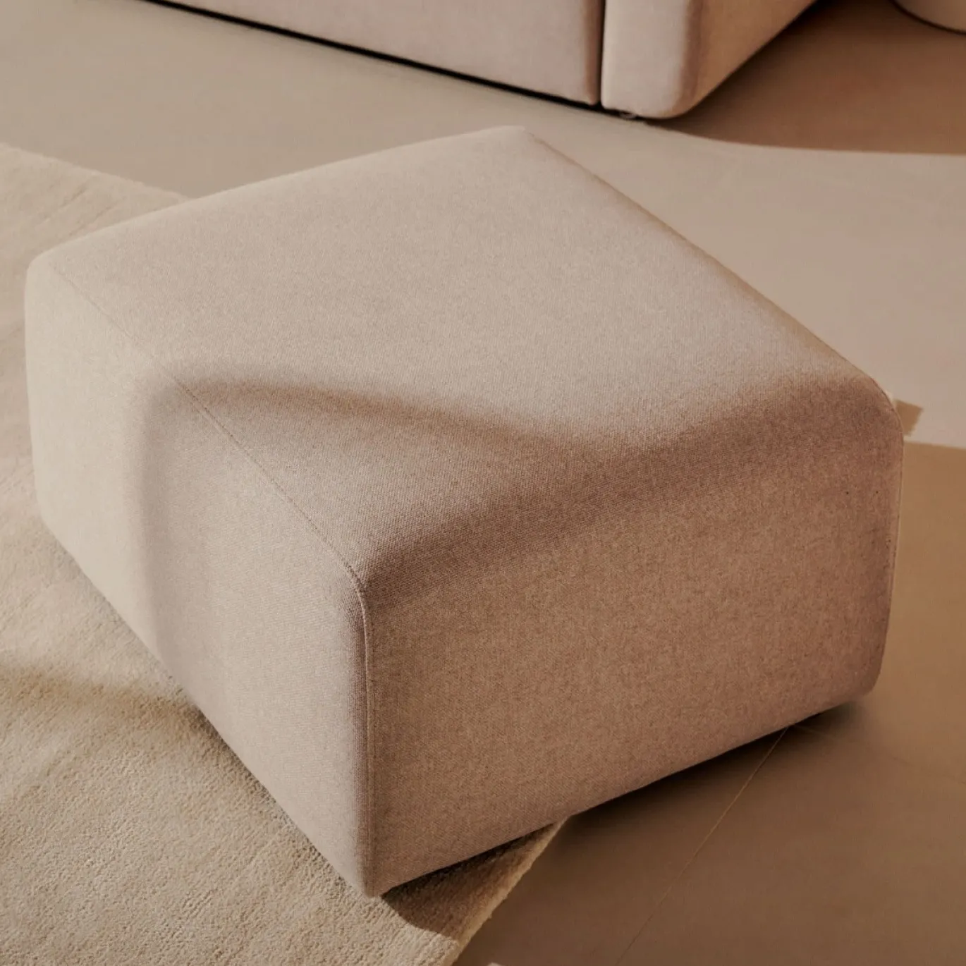 Kave Home Voetsteun Neom Beige 75x64cm