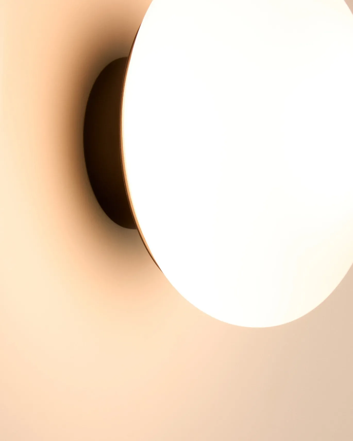 Kave Home Wandlamp Bamila Rookglas En Zwart Metaal Ø15cm