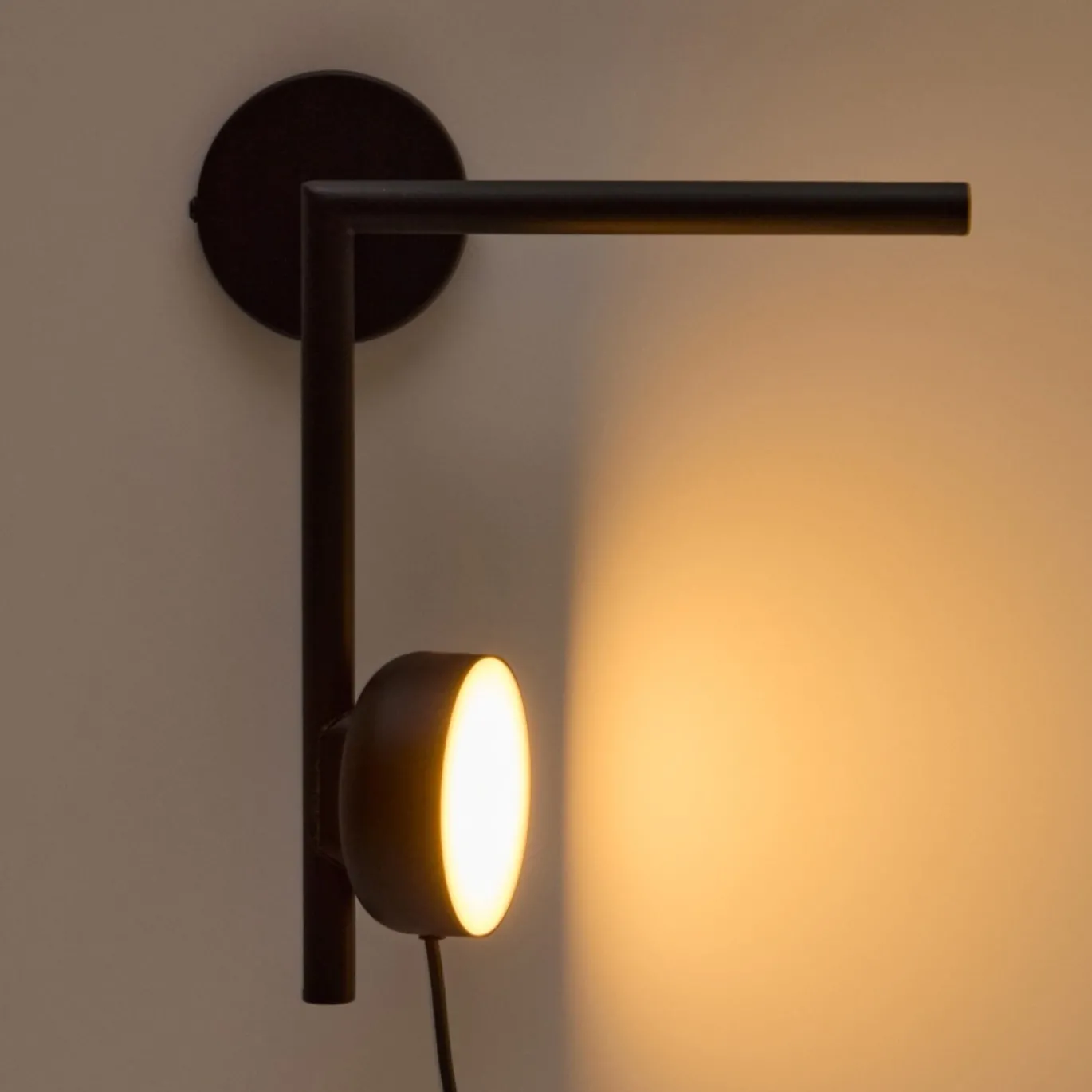 Kave Home Wandlamp Orey Zwart met Verplaatsbare Spot