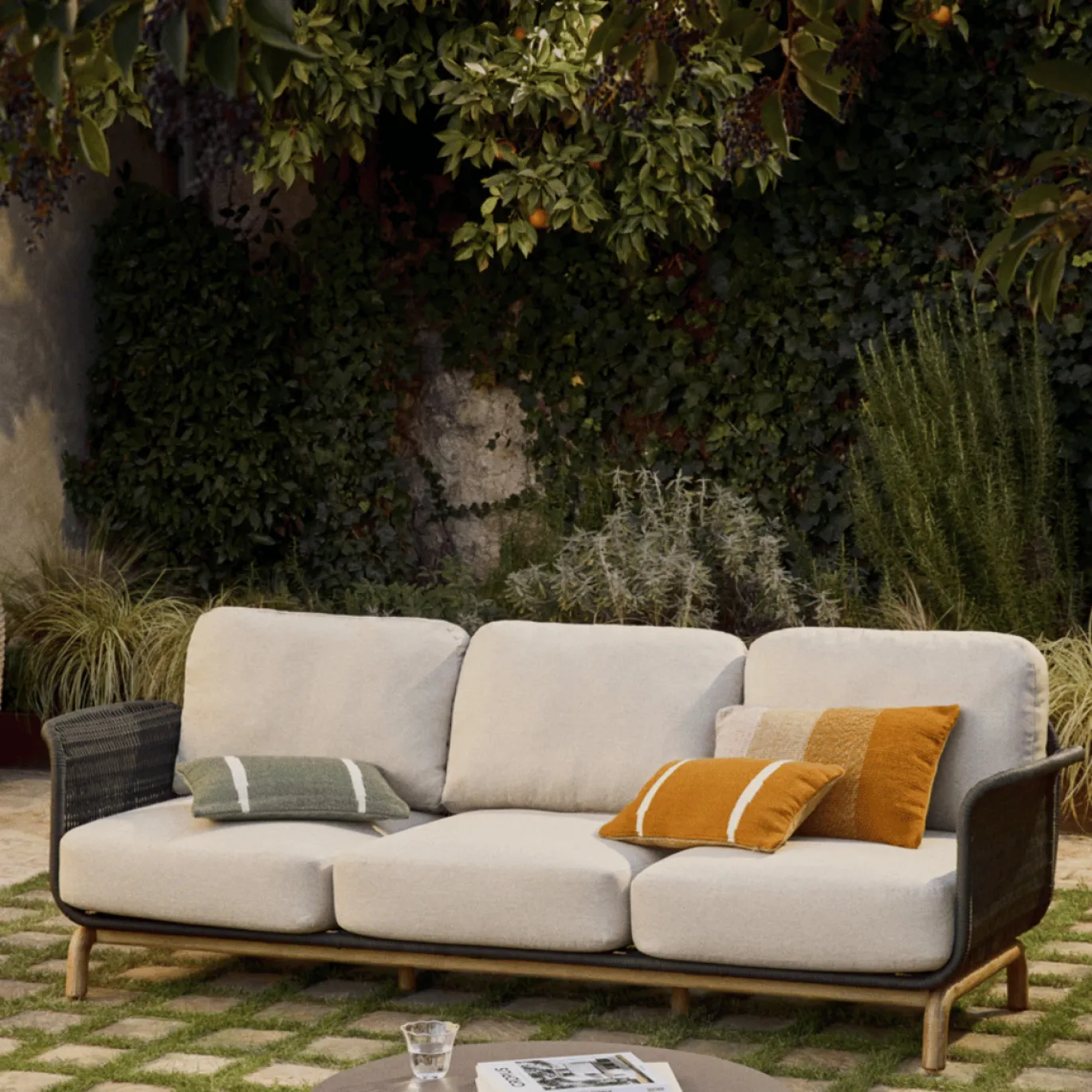 Kave Home 3-Zitsbank Alipa Acaciahout Grafiet/Beige 235cm