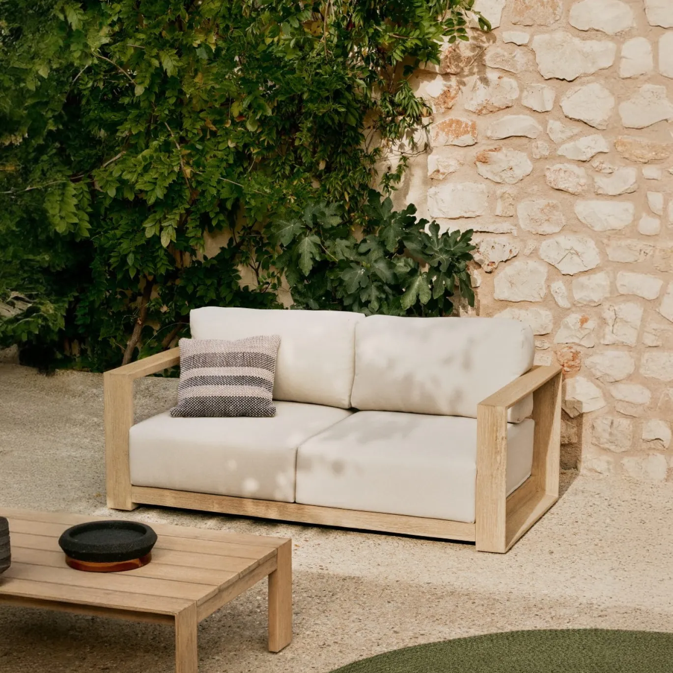 Kave Home 2-zitsbank Ambra Acaciahout 174cm