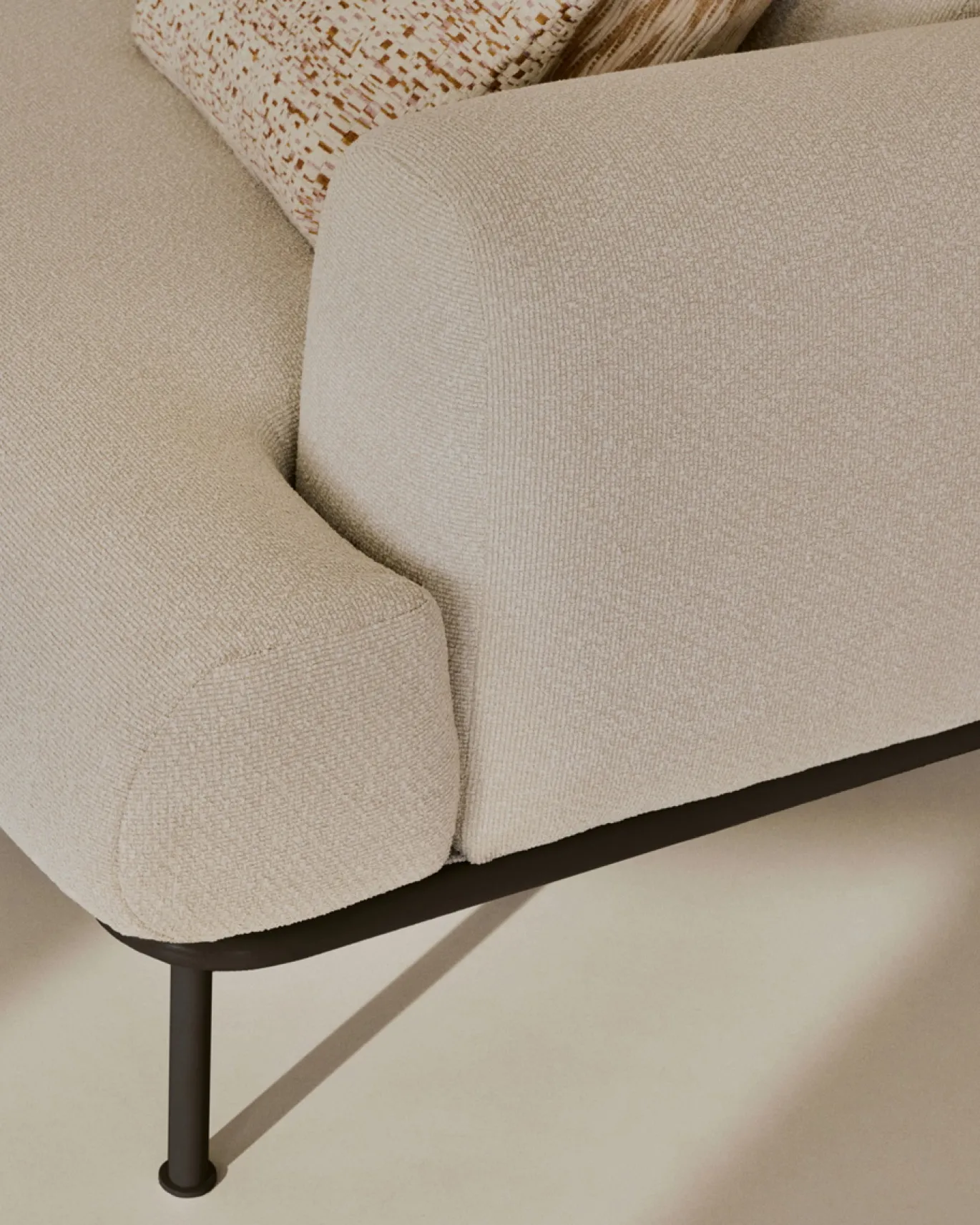 Kave Home 2-zitsbank Aurum Ecru Chenille En Matgrijs Metaal 214cm