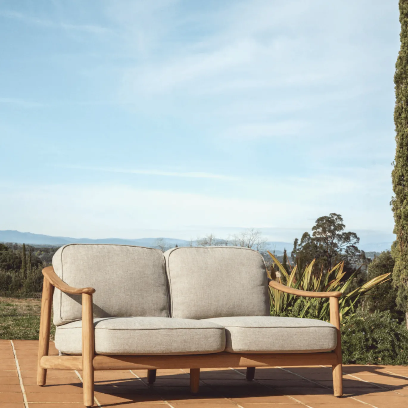 Kave Home 2-Zitsbank Elunda Massief Teakhout 149cm