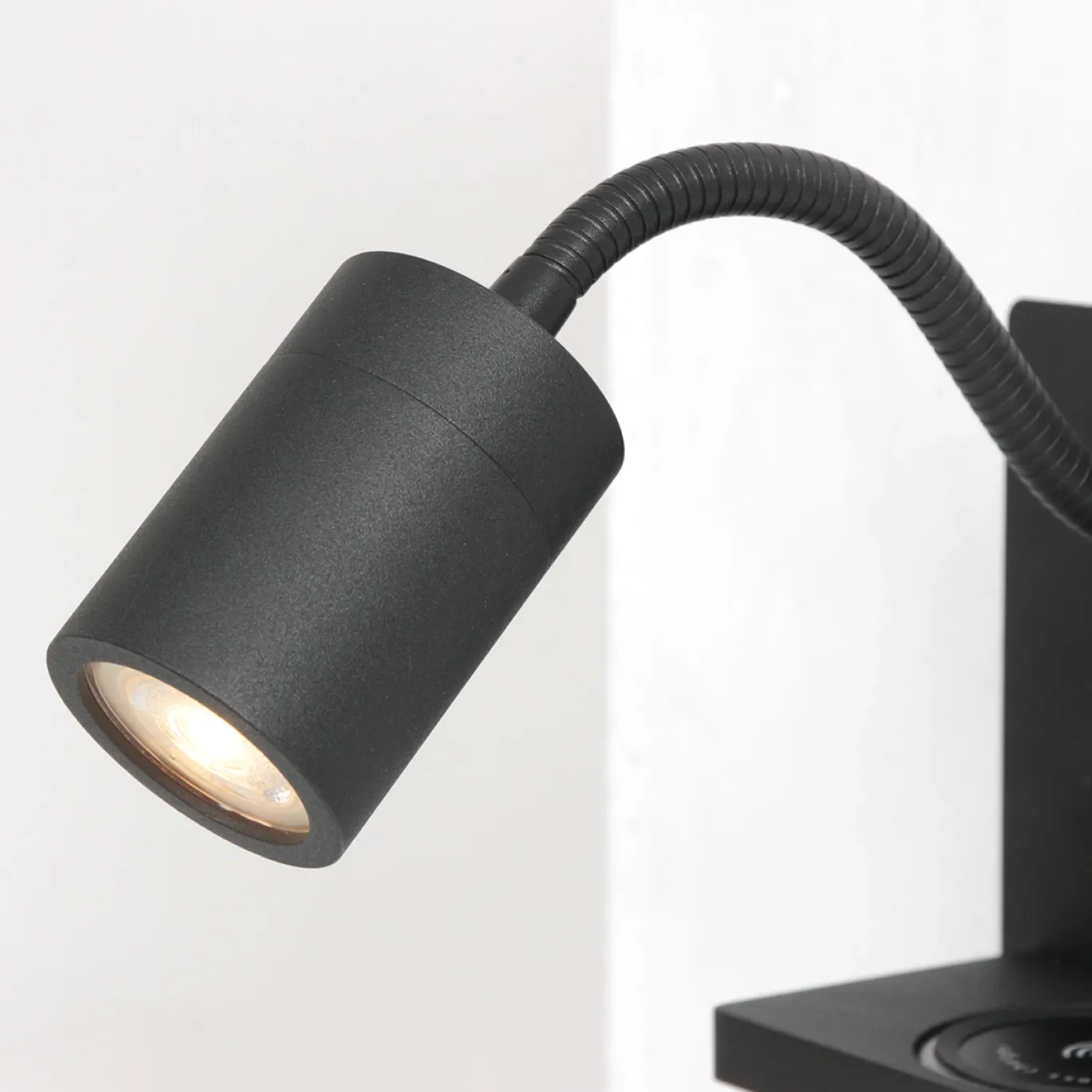 Mexlite Wandlamp Upround Zwart met Draadloze Telefoonlader
