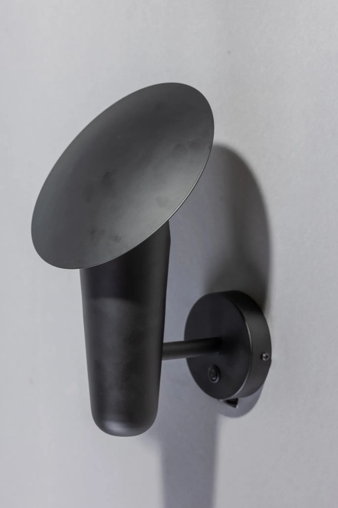 Wandlamp The Britt Zwart/Messing - Giga Meubel